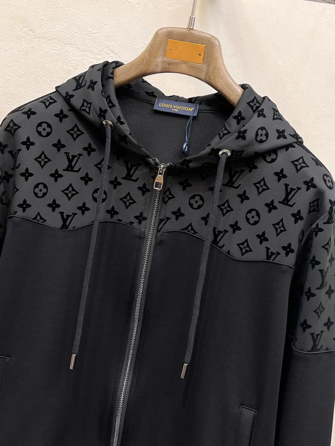 🅿️720 [LV Louis Vuitton] hot-selling suit is coming. Focus on the original version of the official website. 2025 new hot-selling cardigan and sweatshirt suit. The original order is the best. 🇭🇰The meticulous work of top designers. It has a fitting and perfect upper body effect. All-natural high-quality Tencel Roman cotton 100%, close-fitting comfort, noble and elegant! Original hardware embodies elegance and nobility! Counter size: M-3XL (maximum wear up to 190 pounds)